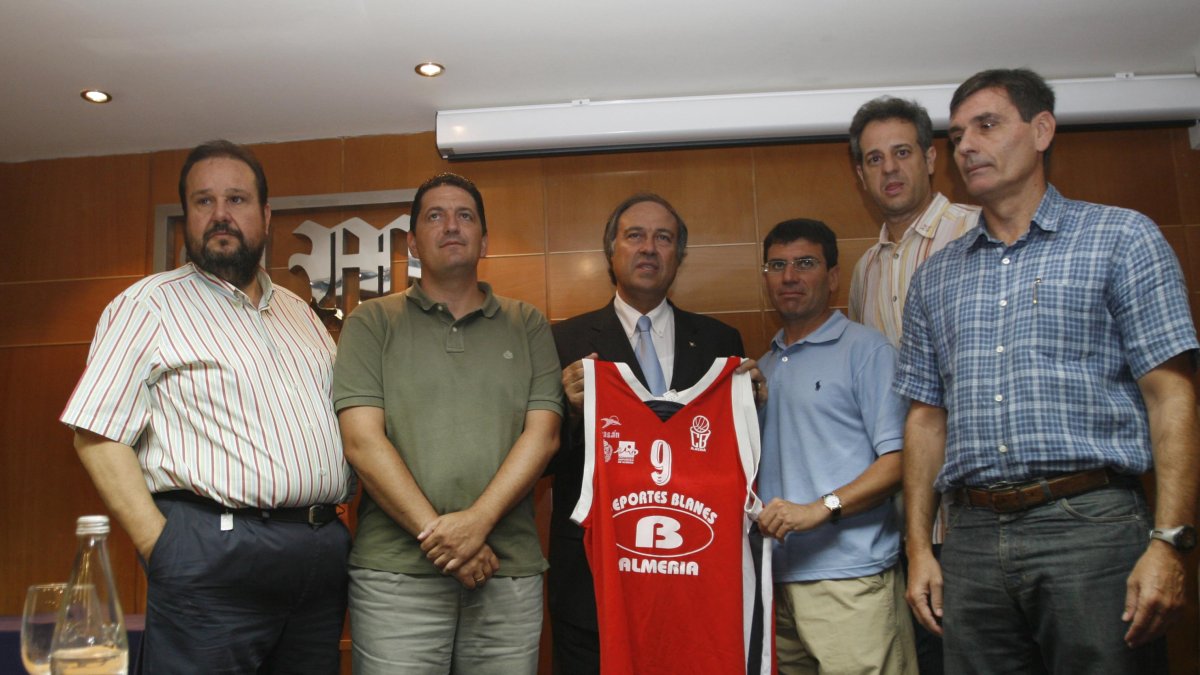 Makike, primero por la izquierda, en una presentación.