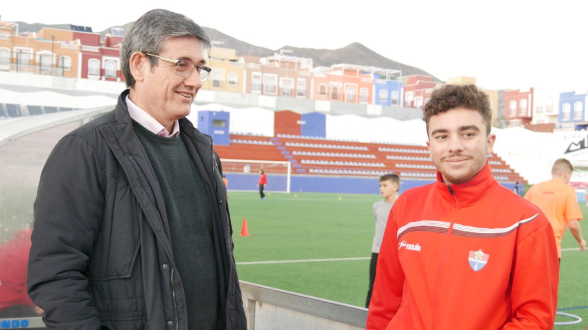 El alcalde de Adra en el campo de Miramar.