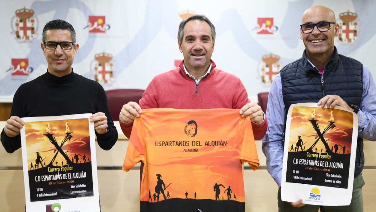 Juanjo Segura con los organizadores de una gran carrera.