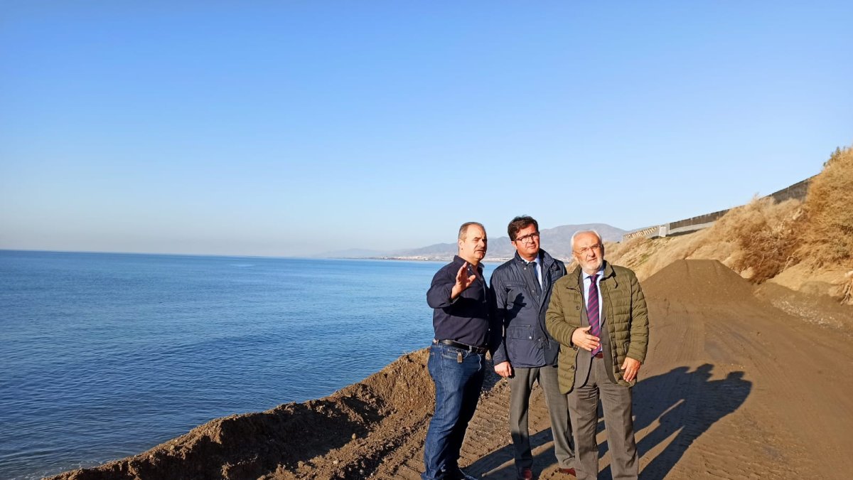 Visita a la zona de ‘Las Cuevecillas’ donde se está aportando la arena.