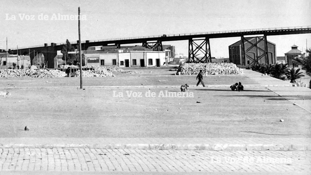 Junto a la explanada donde años después se levantó el Parque Nuevo empezaba el barrio de las Almadrabillas, marcado por el mineral de hierro y el mar