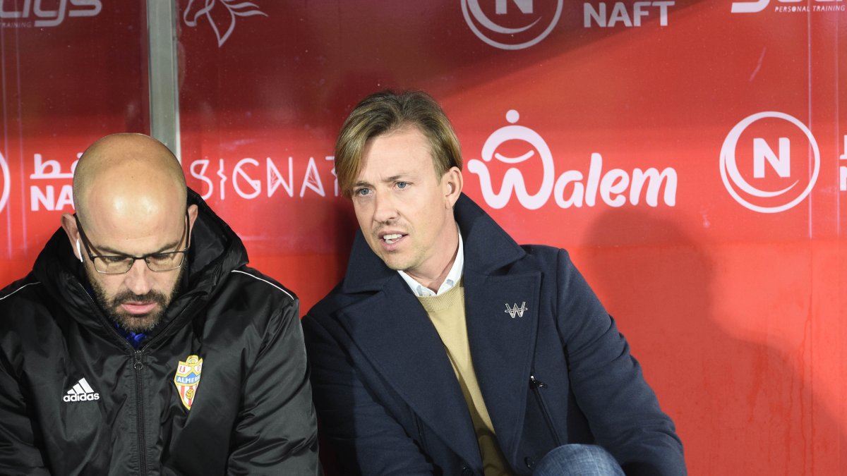 Guti en el banquillo del Almería.