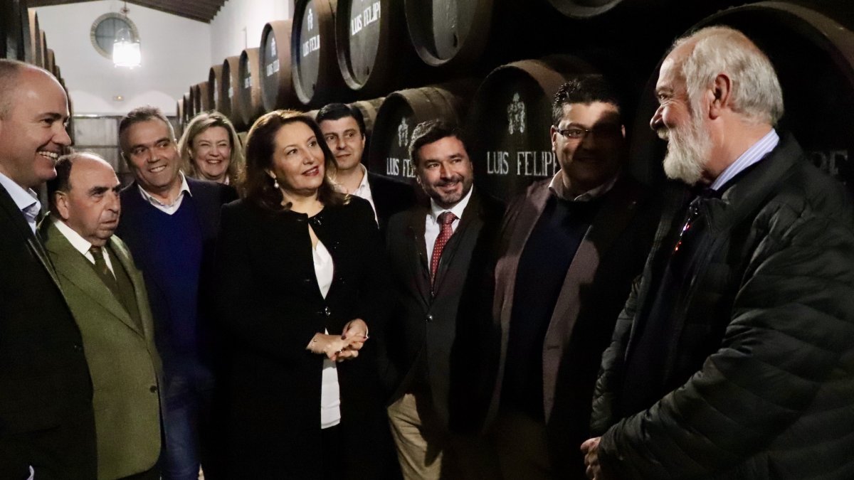 Carmen Crespo durante su visita a las Bodegas Rubio en La Palma del Condado.