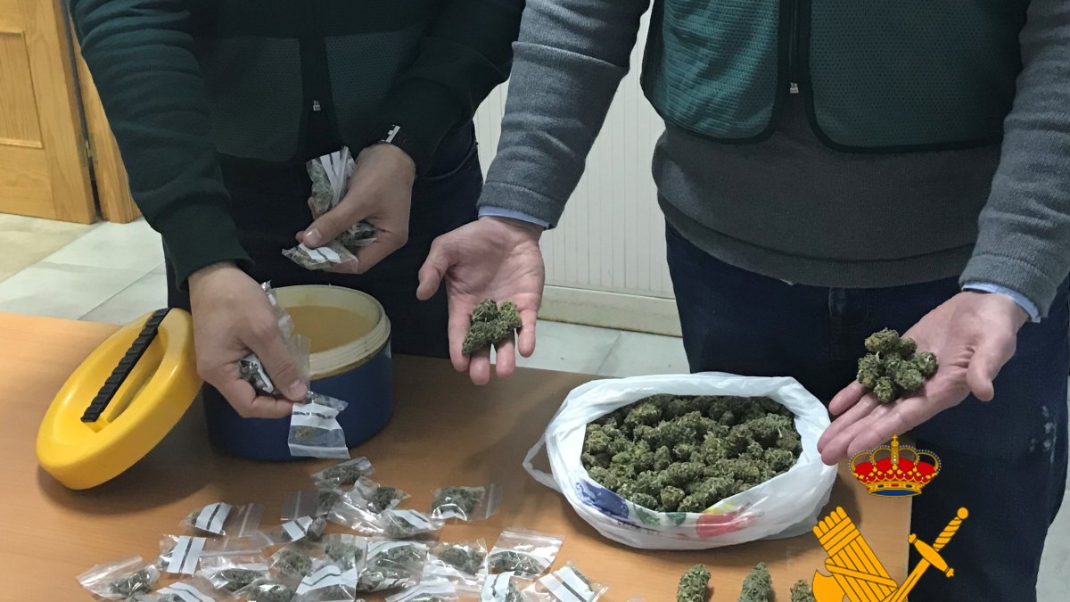 Los agentes desmantelaron un punto de venta de droga activo.