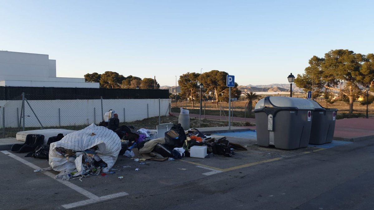 Basura en la avenida Brasil de Vera.