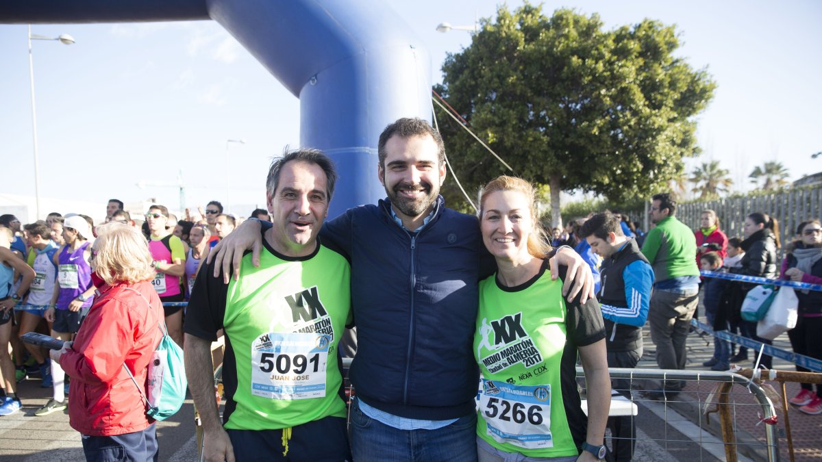 El concejal de deportes en la edición de la Media Maratón de 2017 con el alcalde de de Almería y su mujer.