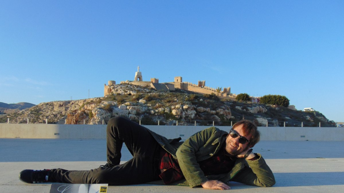 Zarrita posando ante el Cerro de San Cristóbal, foto de Carmen K. Salmerón.