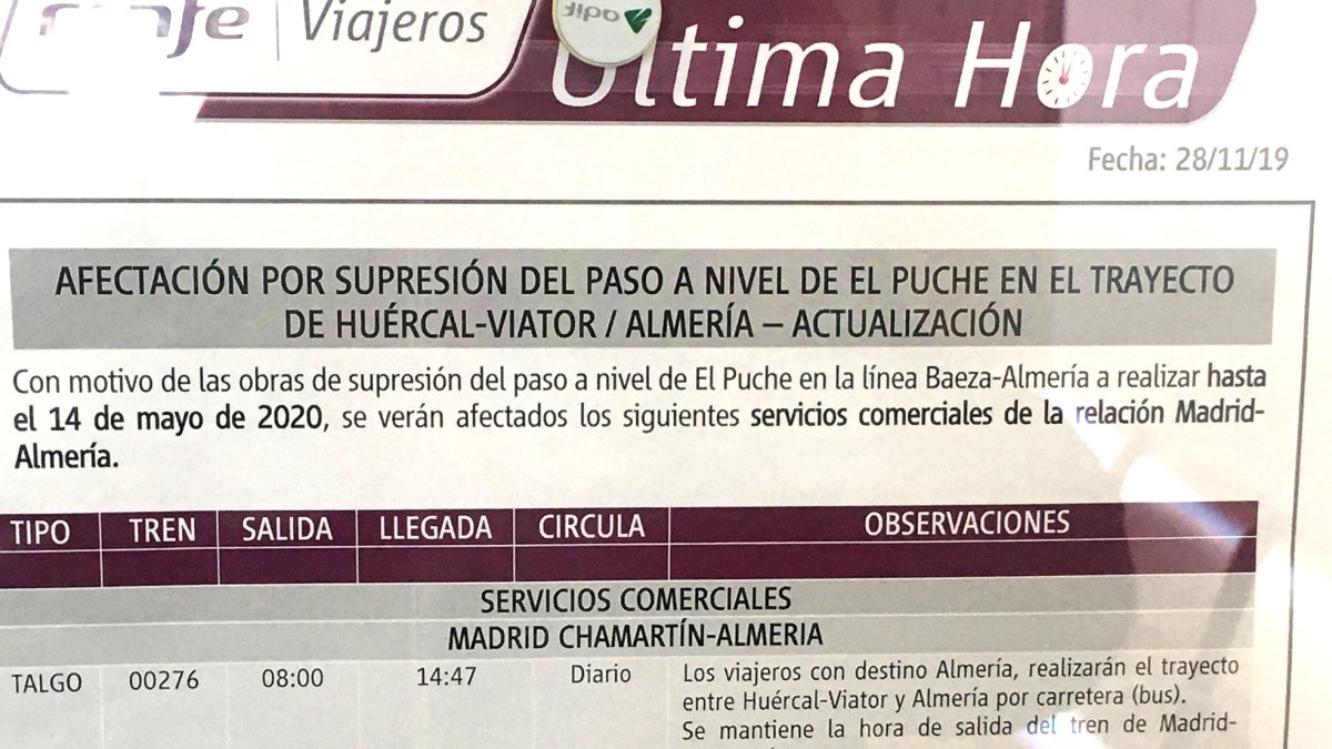 Parte superior del cartel informativo que ha colocado Renfe en la Estación Intermodal de Almería.