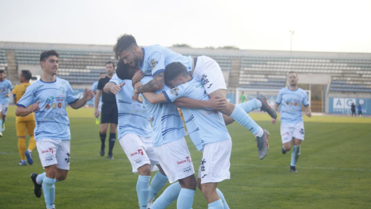 Los celestes celebran uno de los goles al Vélez.