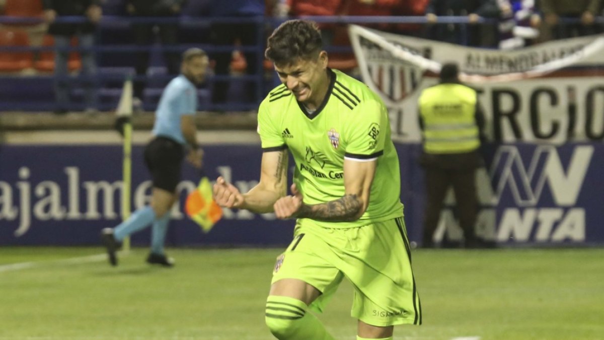 Darwin Núñez celebra su gol del domingo.