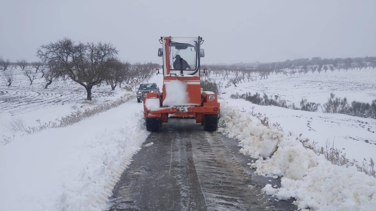 Trabajos de retirada de nieve en Chirivel.