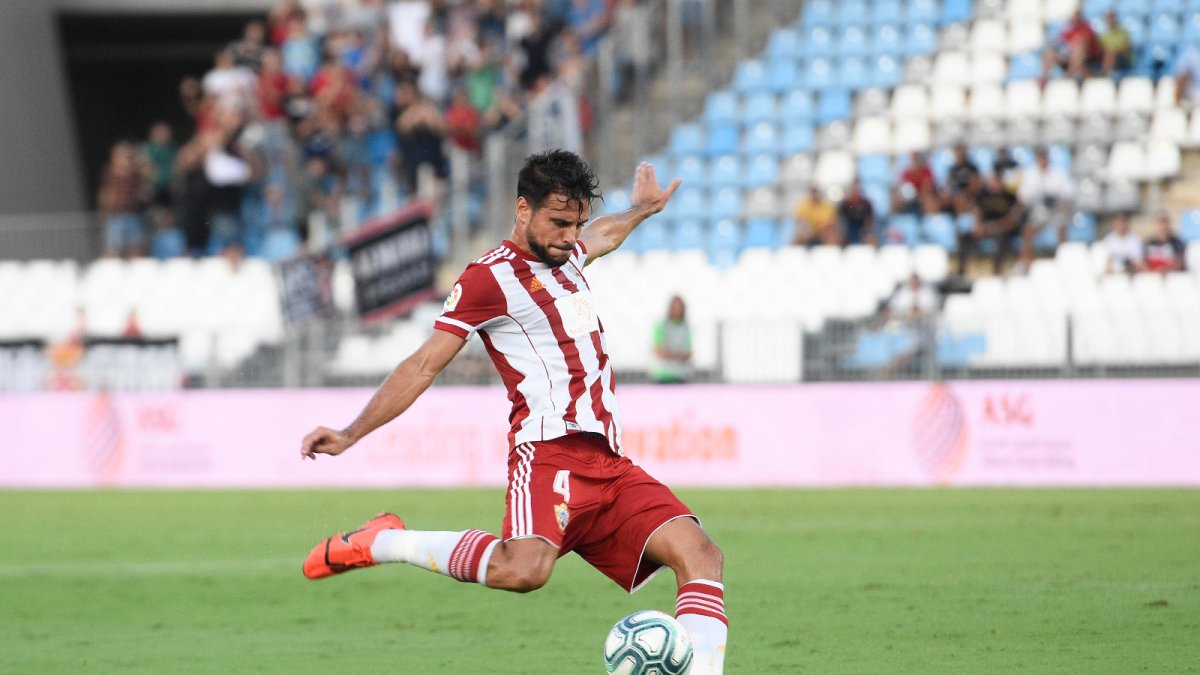 Romera, en acción; un lateral de compromiso.