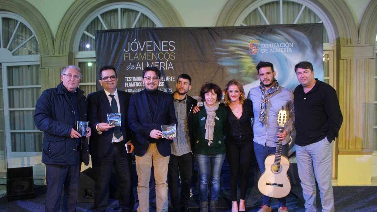 Diputados provinciales, presidente de la Autoridad Portuaria, director y productor y artistas.