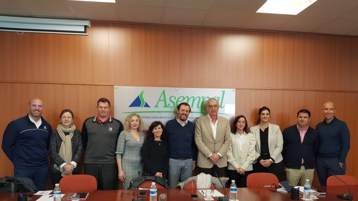 Junta directiva de los empesarios del golf con el presidente de Asempal