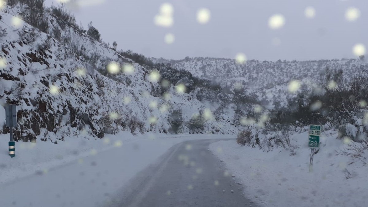Nevada en la A349 a su paso por Tahal.