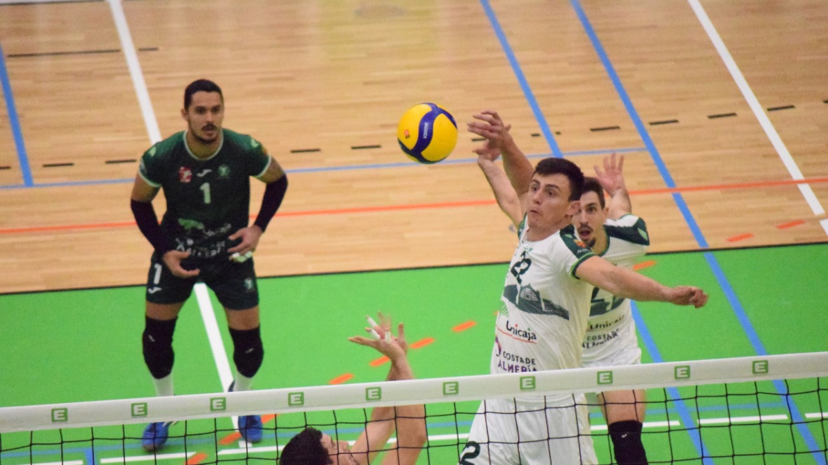 El jugador ahorrador ataca la pista rival.