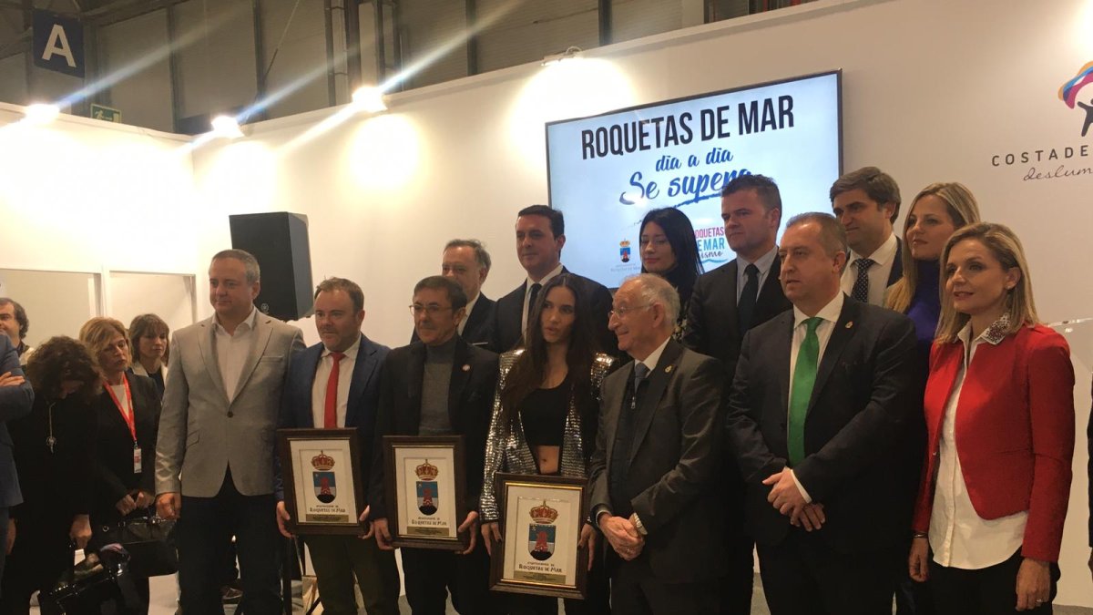 Foto de familia de los premiados por el Ayuntamiento de Roquetas.