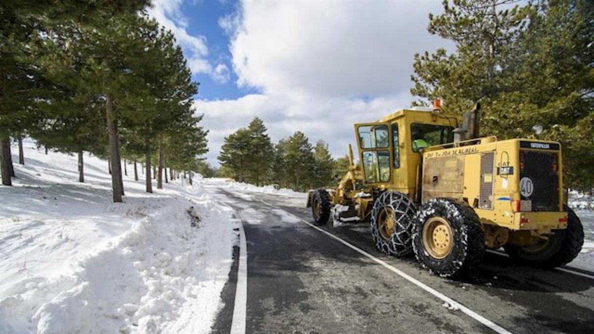 Máquina trabajando entre la nieve en la provincia de Almería.