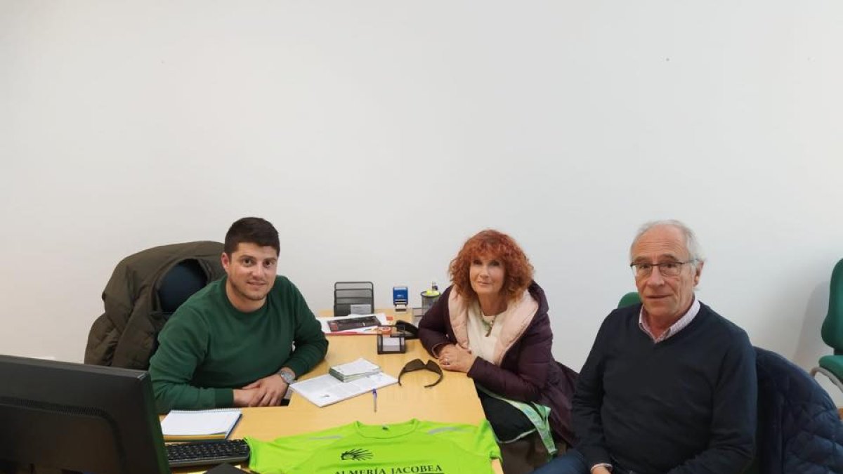 El concejal de Deportes de Huércal-Overa, Alejandro Campos García, junto a José Bellver y Pilar González.