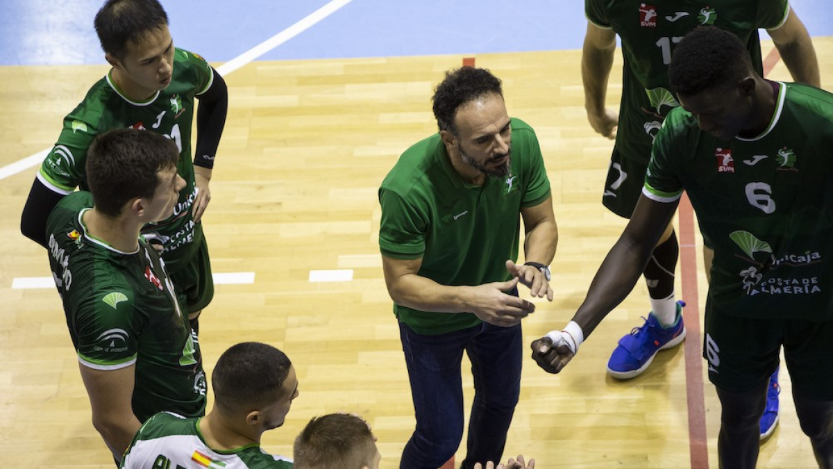 Manolo Berenguel da instrucciones a sus jugadores.