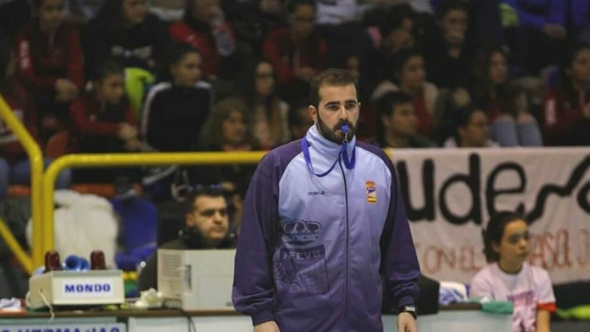 Javi Pedrosa en un partido de voleibol.