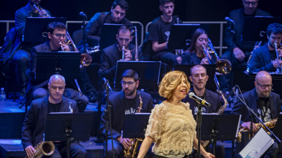 Sole Giménez junto a la Big Band de la UAL.