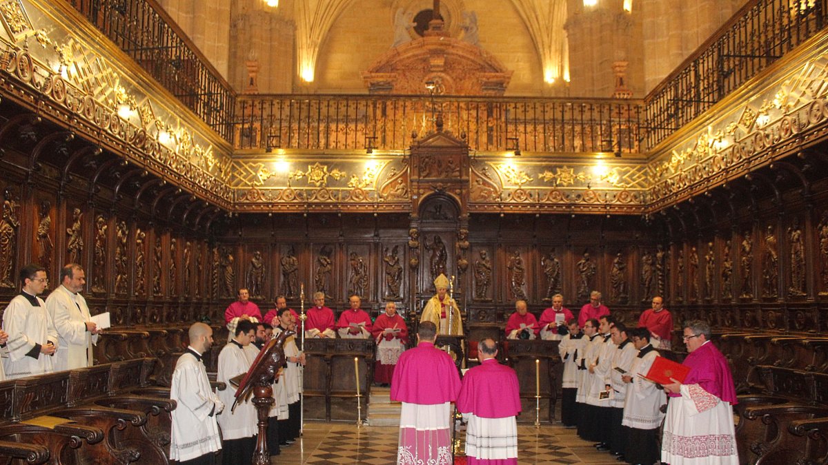 Los dos nuevos canónigos jurando ante el obispo en el coro de la Catedral de la Encarnación.