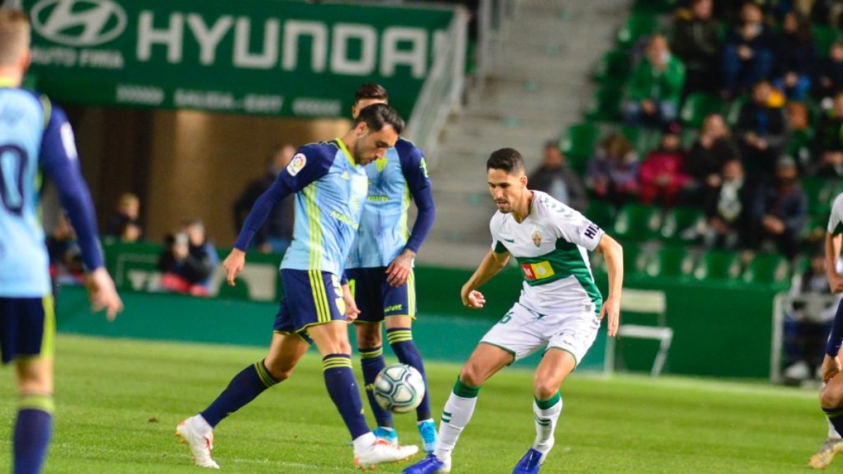 Aguza en el Elche-Almería.