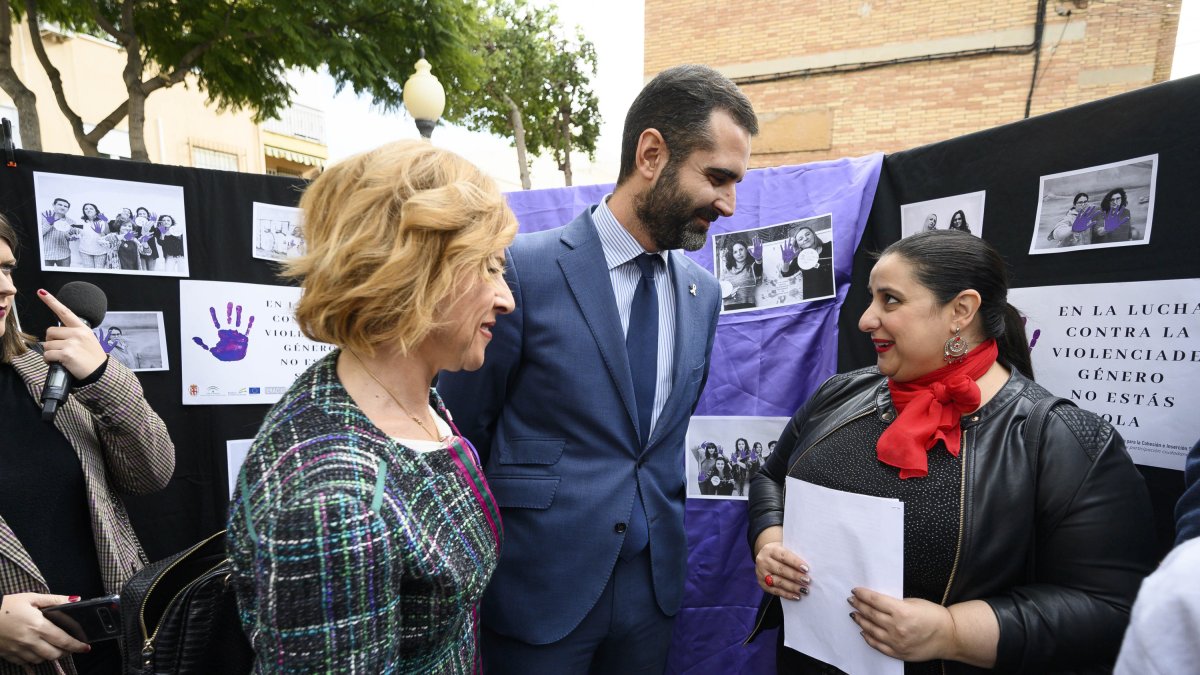 El alcalde de Almería, en un acto contra la violencia hacia la mujer.