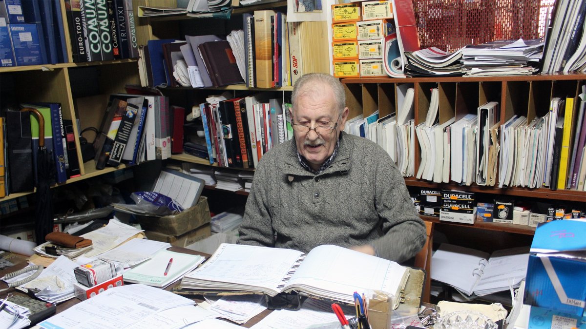 josé zapata conserva en la trastienda los libros de cuentas donde se refleja la vida de muchas familias del barrio.