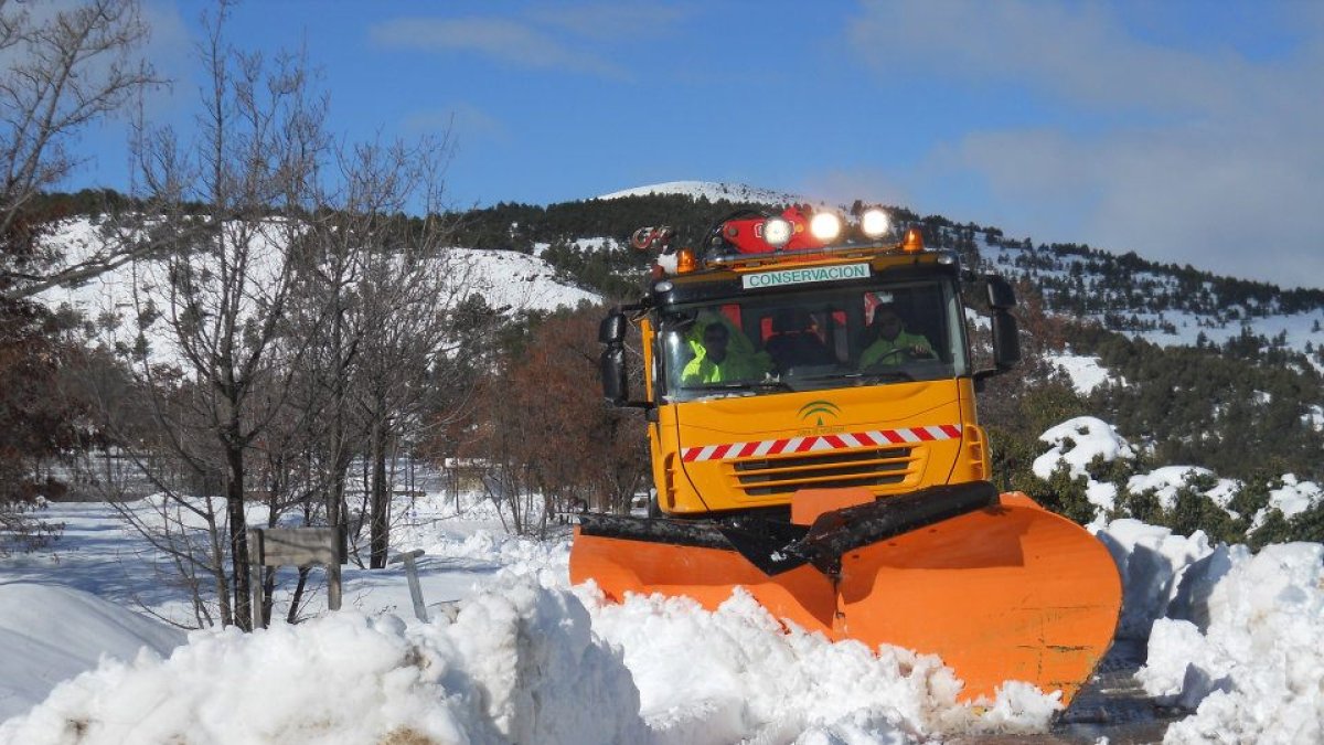 Quitanieves despejando la carretera AL-1178 entre Gérgal, Las Menas y Bacares.