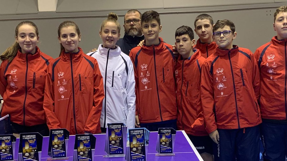 Los roqueteros posan con sus trofeos.