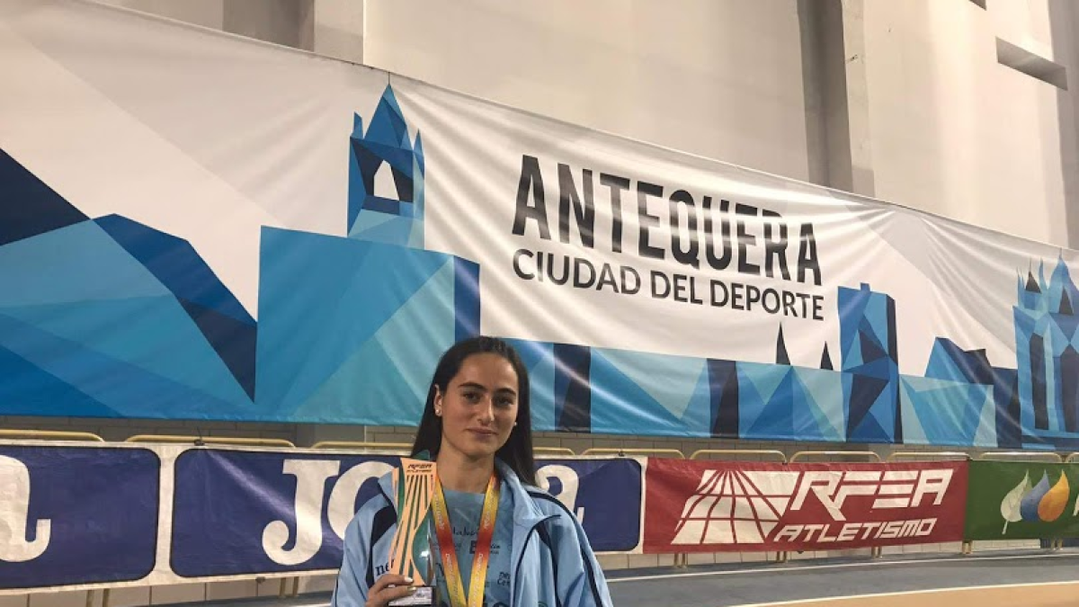 La campeona luciendo sus trofeos.