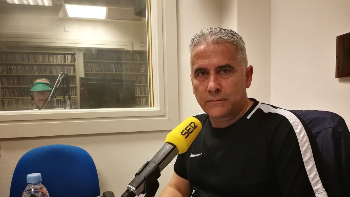 Pepe Morales en los estudios de la Cadena SER.