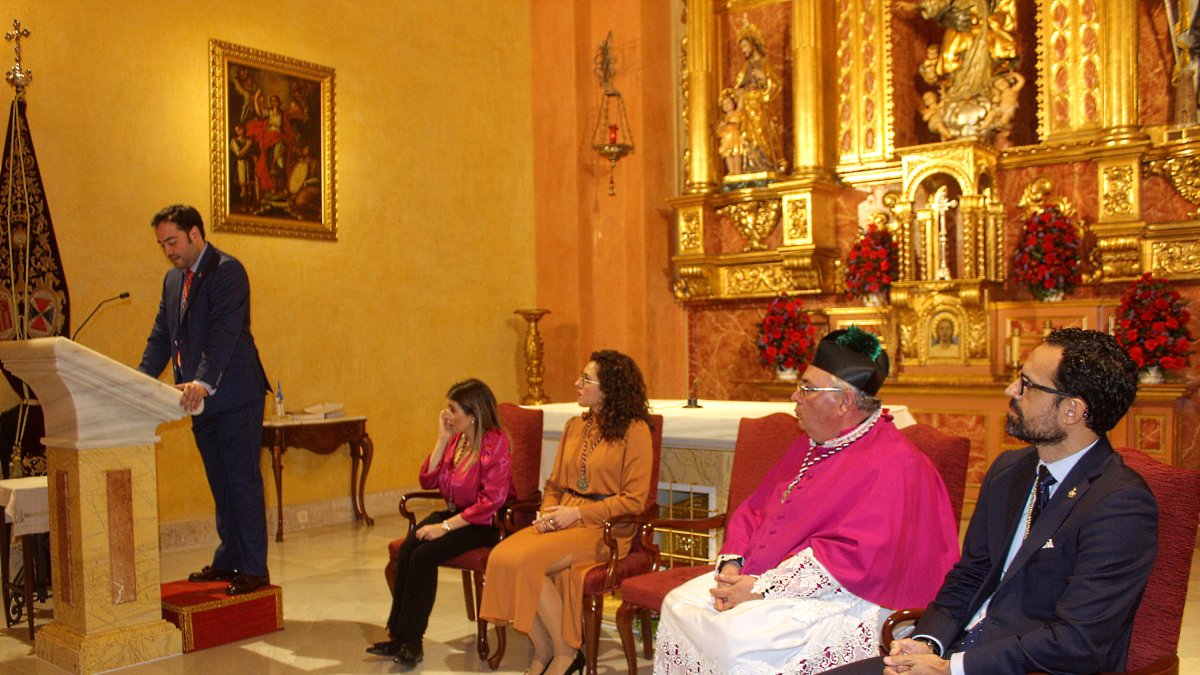 El pregonero, su presentadora, la hermana mayor, el consiliario y el presidente de la Agrupación.