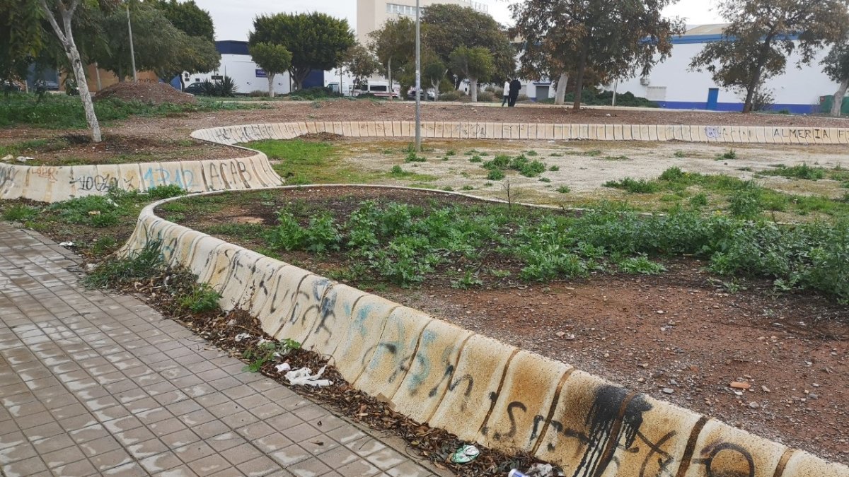 Latas, botellas y todo tipo de desperdicios se acumulaban el sábado en algunas zonas del parque