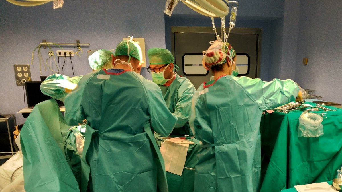 Especialistas del Hospital de Poniente realizando su labor.