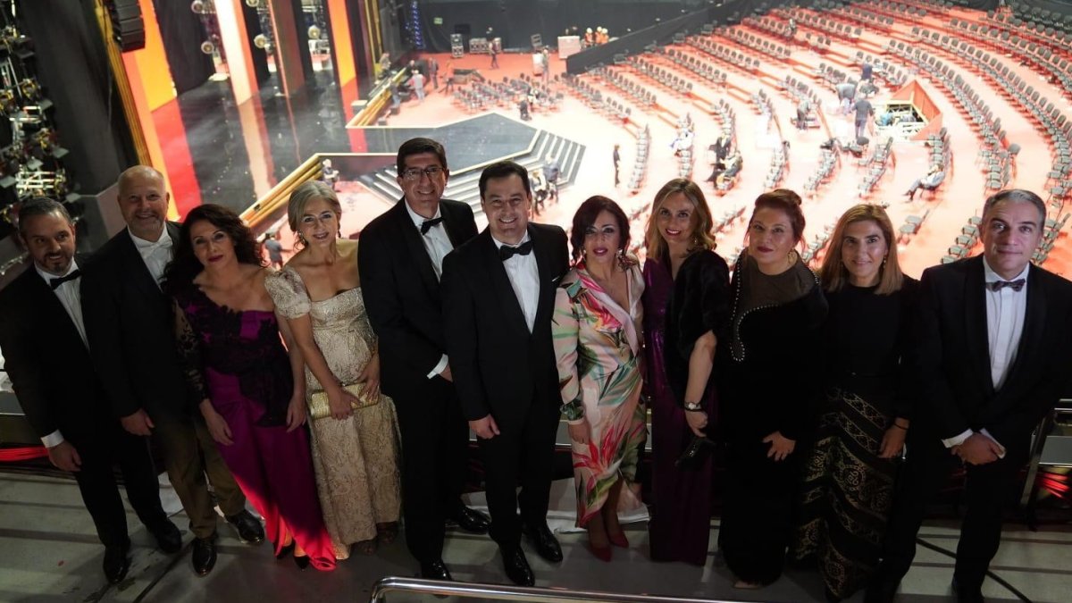 El presidente de la Junta de Andalucía, consejeros y consejeras y la presidenta del Parlamento en los Premios Goya.