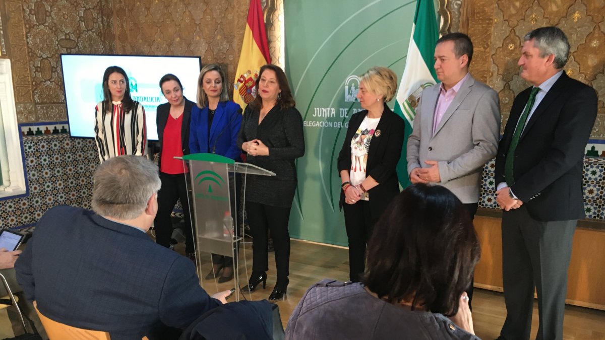 Carmen Crespo, en el centro, ayer en la sede de la Junta.