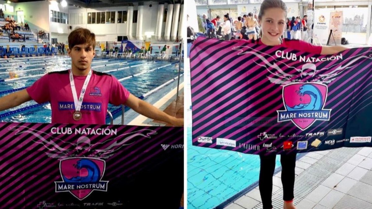 Los nadadores con la bandera del club.