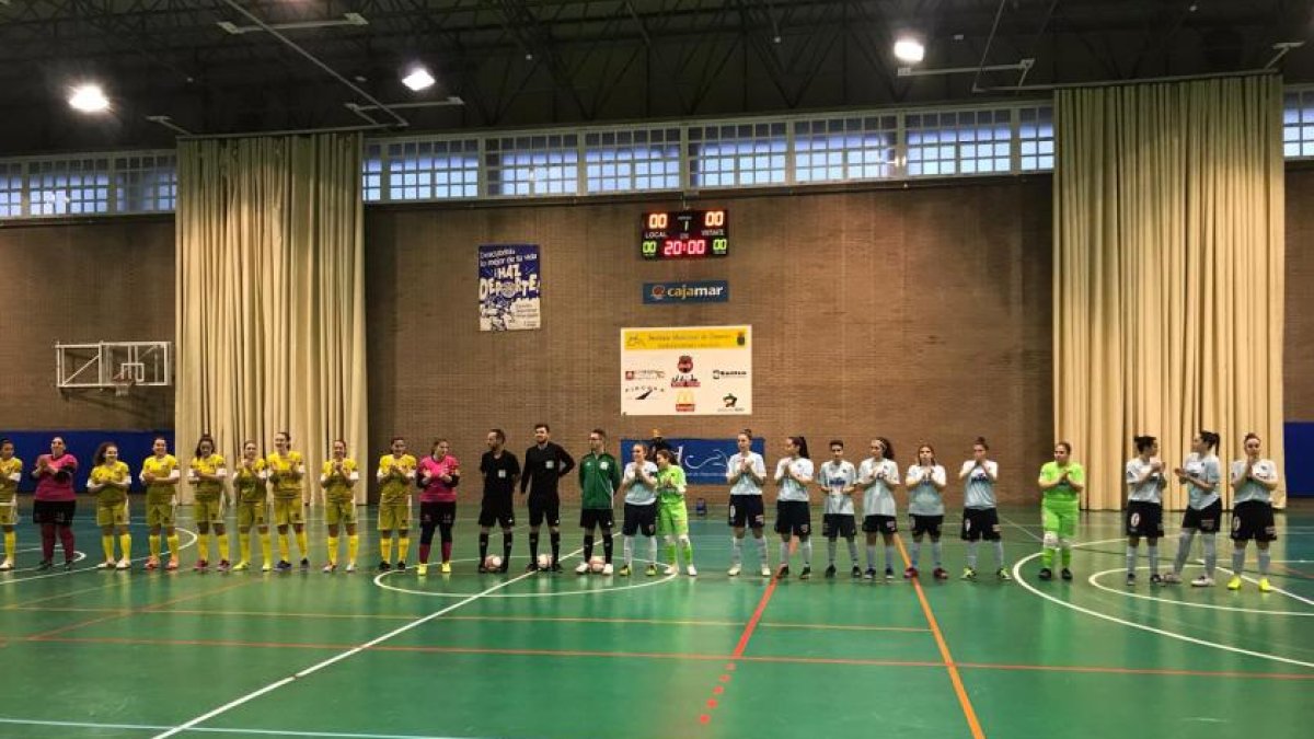 Los dos equipos en el centro de la pista.