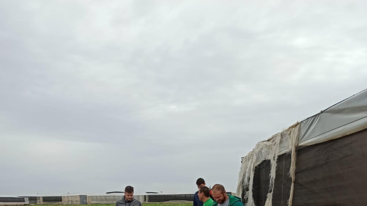 Agricultores de la provincia ayudando en la zona del desastre.