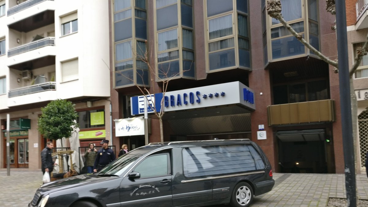 El coche de la funeraria sale con el cadáver de la niña de cinco años aparecida muerta en el hotel Los Bracos de Logroño.