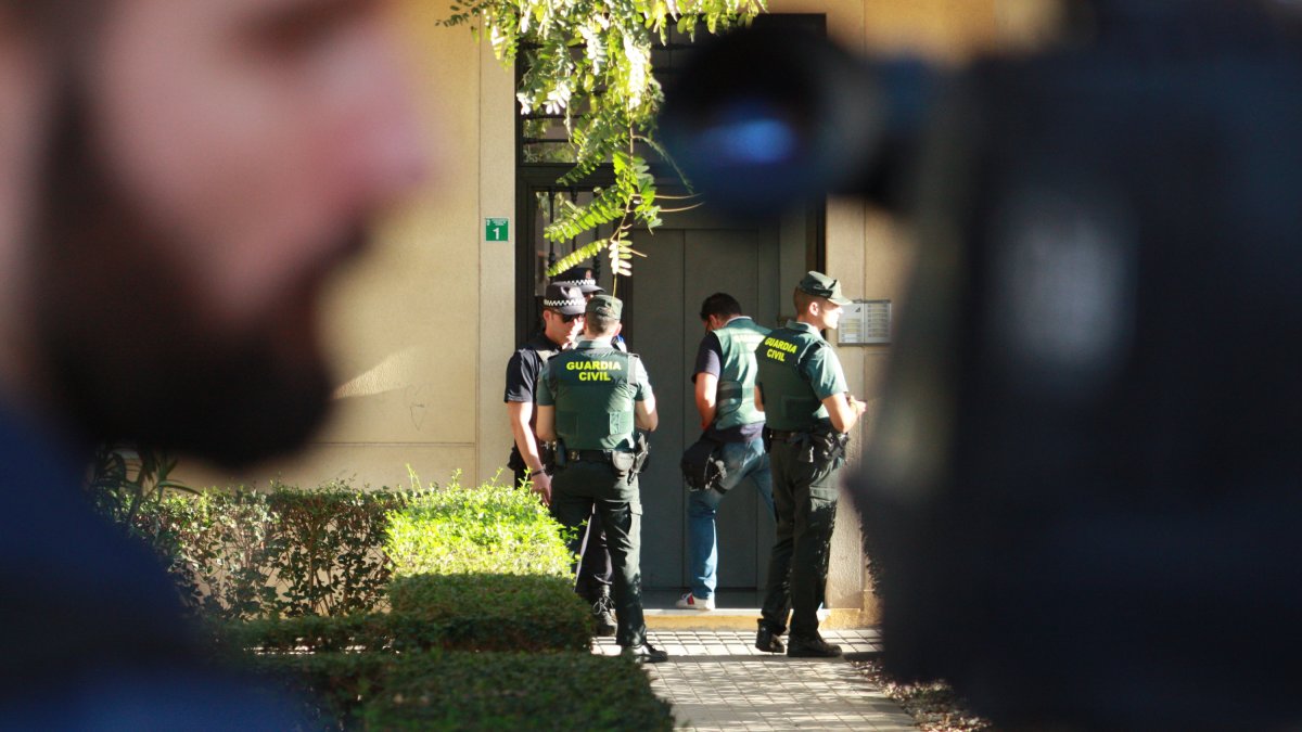 La Guardia Civil inspecciona el lugar del crimen en octubre, en Huércal de Almería