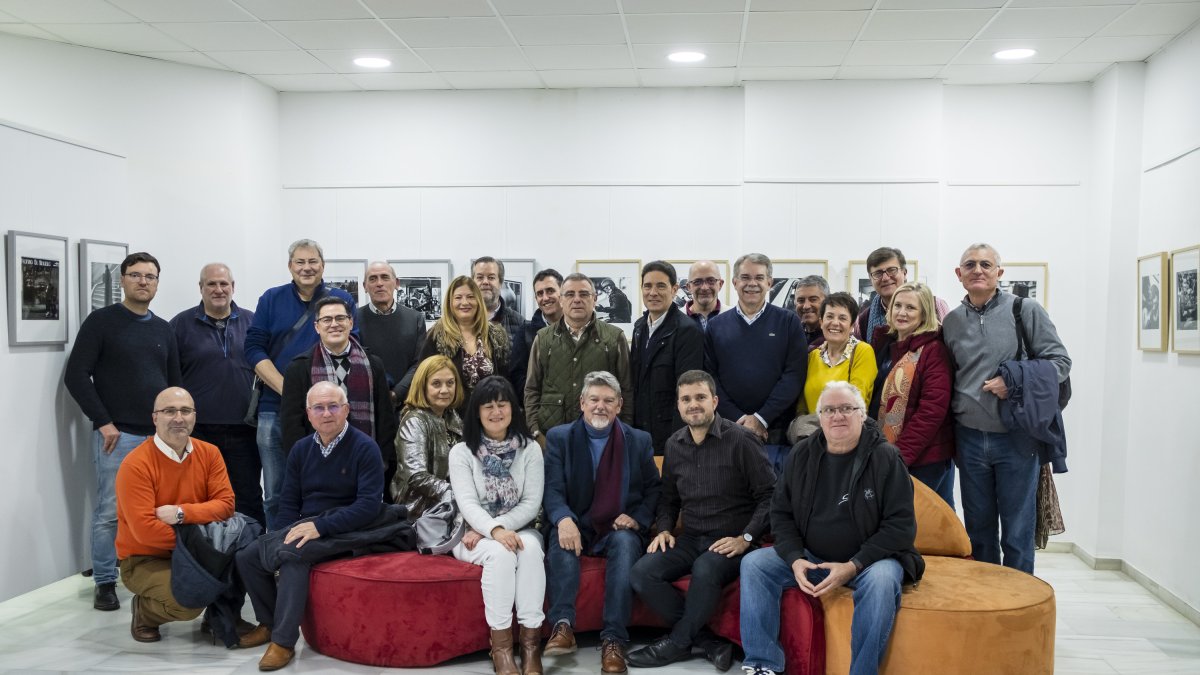 Los creadores, arropados por los miembros del Grupo Indalo Foto.