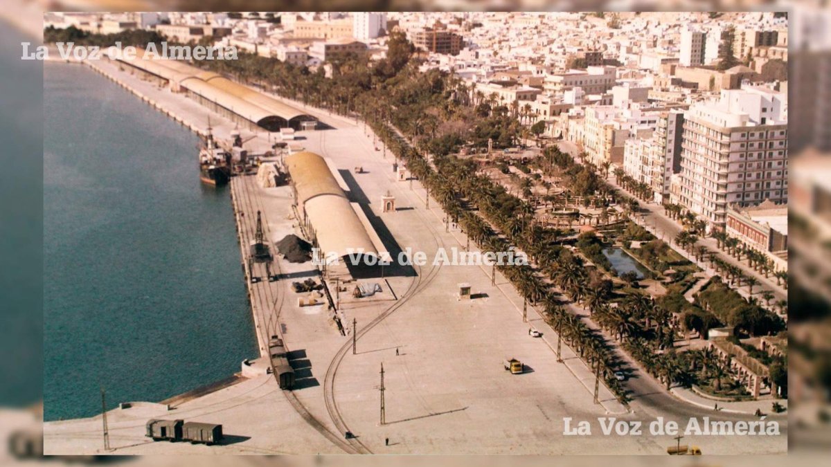 Fue a comienzos de los años 70 cuando el entorno del parque y el puerto empezó a mudar de piel. La imagen recoge esos momentos postreros.