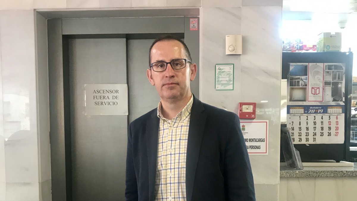Cecilio Vargas, portavoz de CS en El Ejido, junto al ascensor averiado del Mercado.