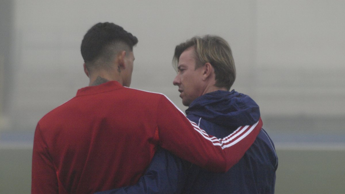 Darwin y Guti hablando durante el entrenamiento este miércoles.