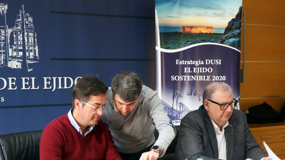 El alcalde de El Ejido junto al concejal de Obras Públicas y el secretario.