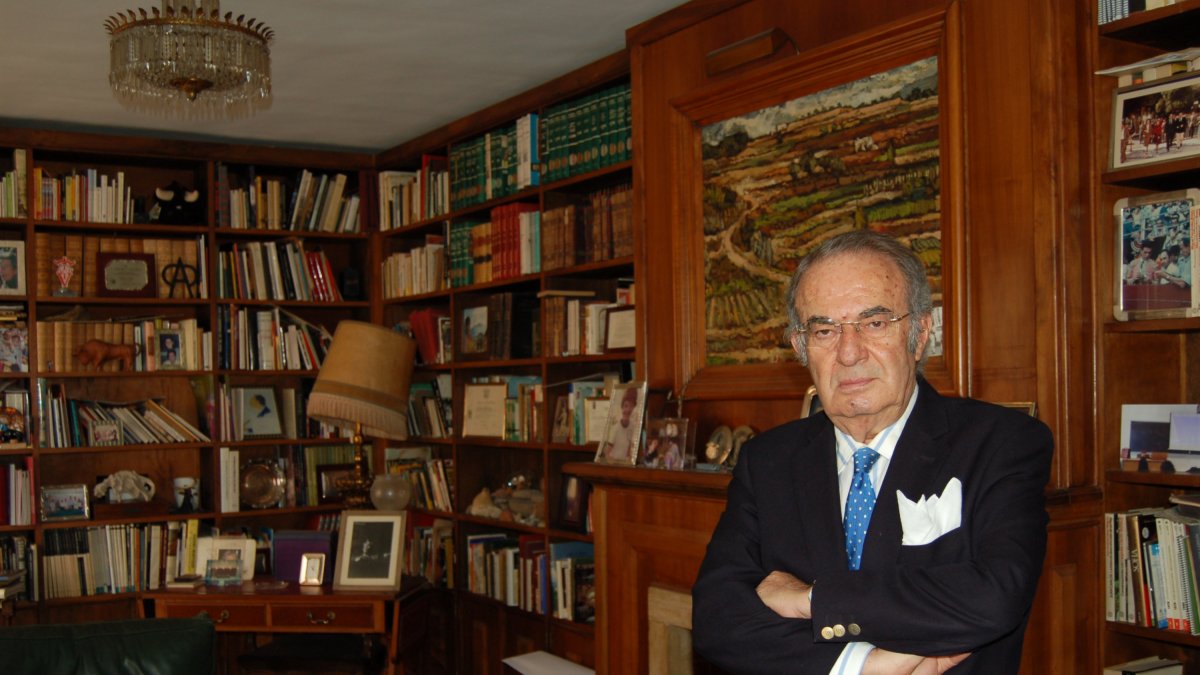 Fausto Romero-Miura en su casa rodeado de libros y recuerdos familiares.